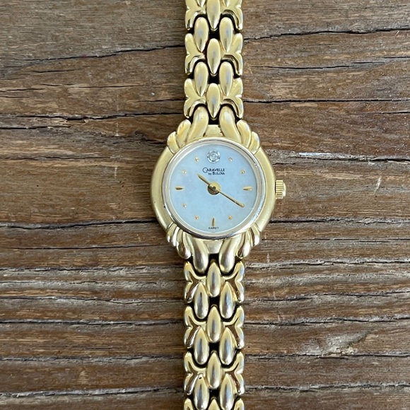Sold : Caravelle Bulova Women Watch Stainless Steel Gold Water Res Battery Pearl - Picture 2 of 6